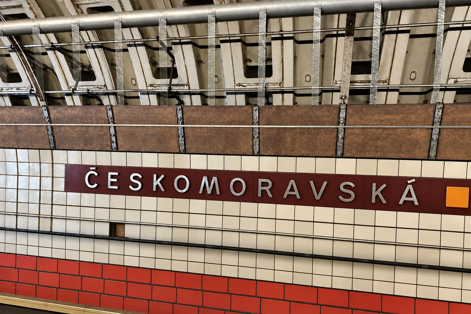 Kamenné obklady ve stanici metra Českomoravská