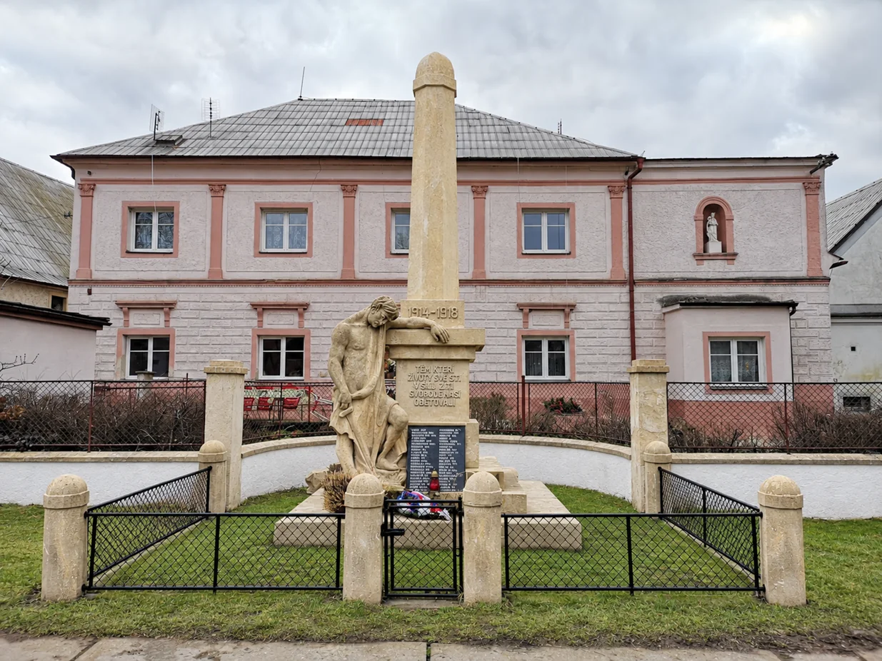 Památník v Kounicích po obnově