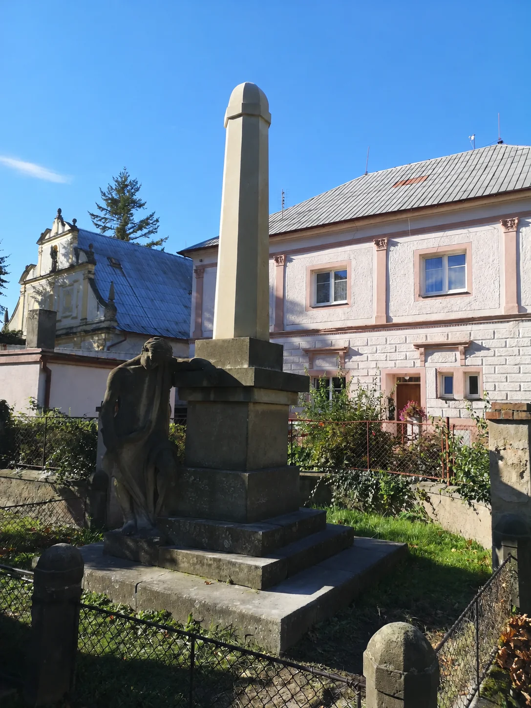 Kounice — obelisk po obnově