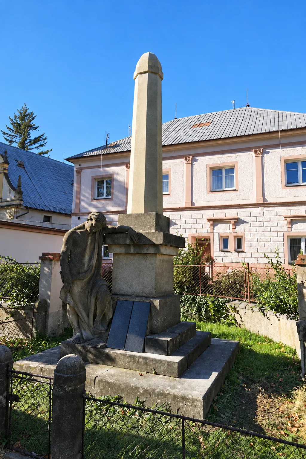 Kounice — památník po obnově v zimě