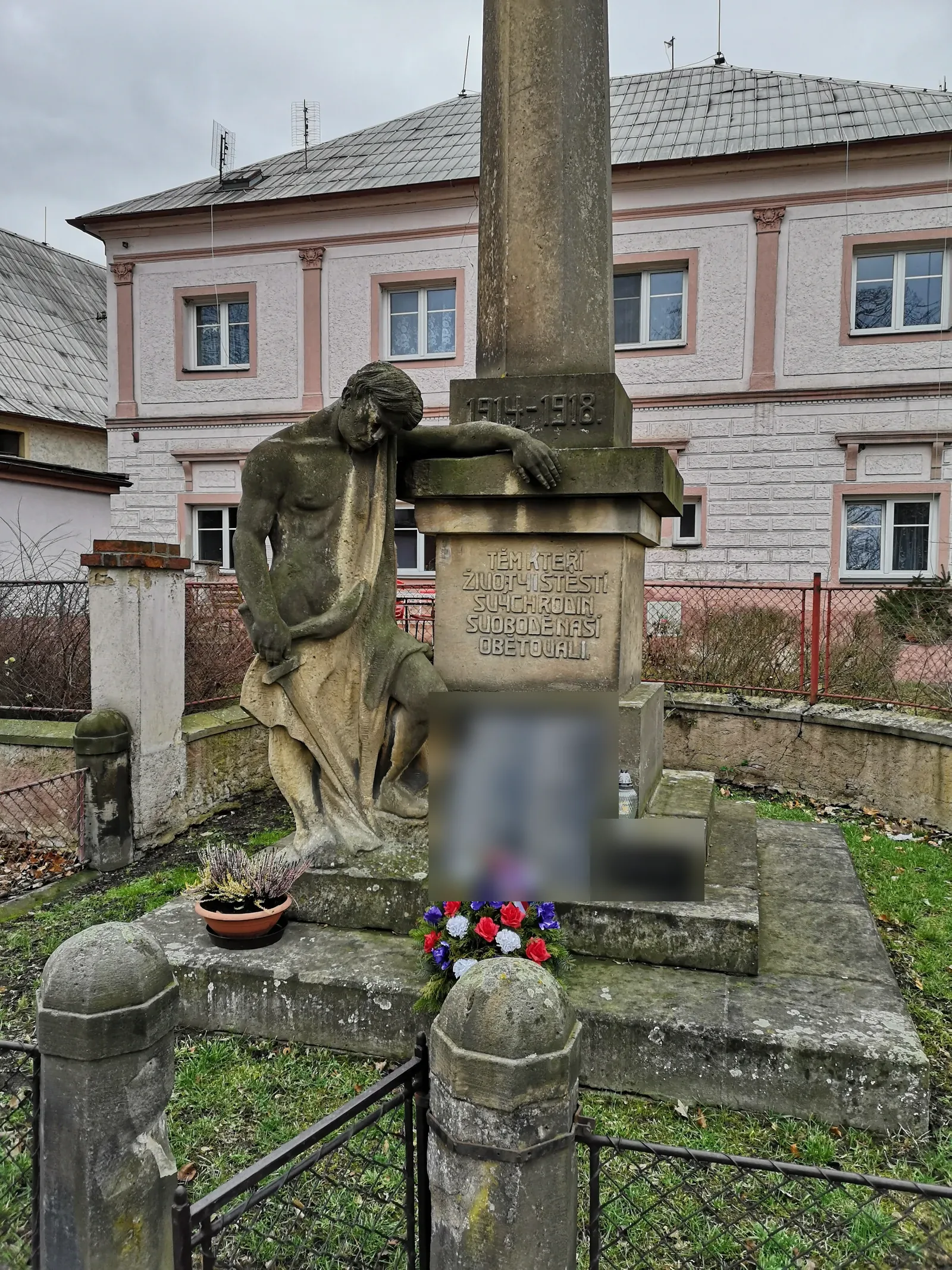 Kounice — památník před obnovou