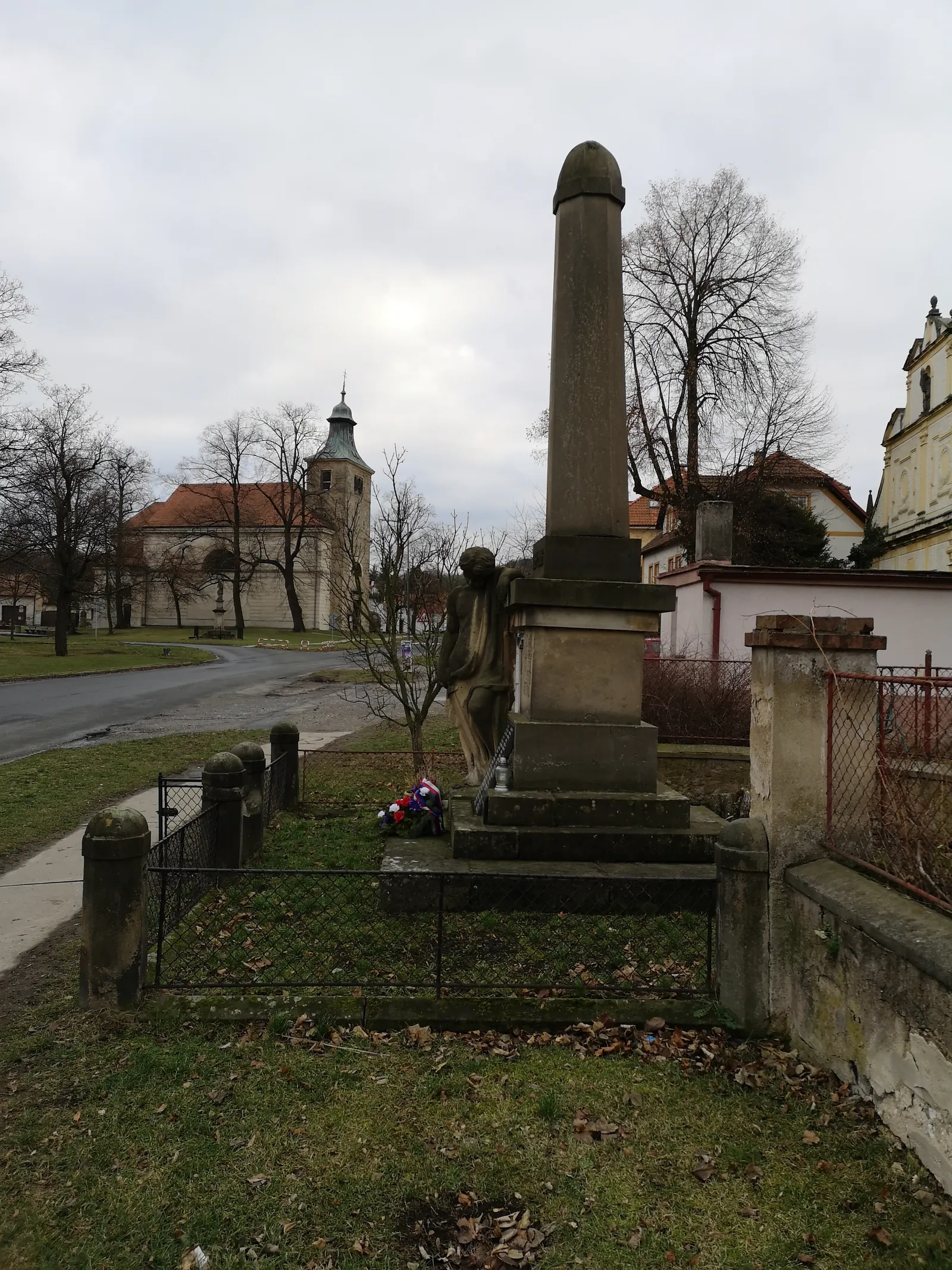 Kounice — památník před obnovou, pohled od kostela