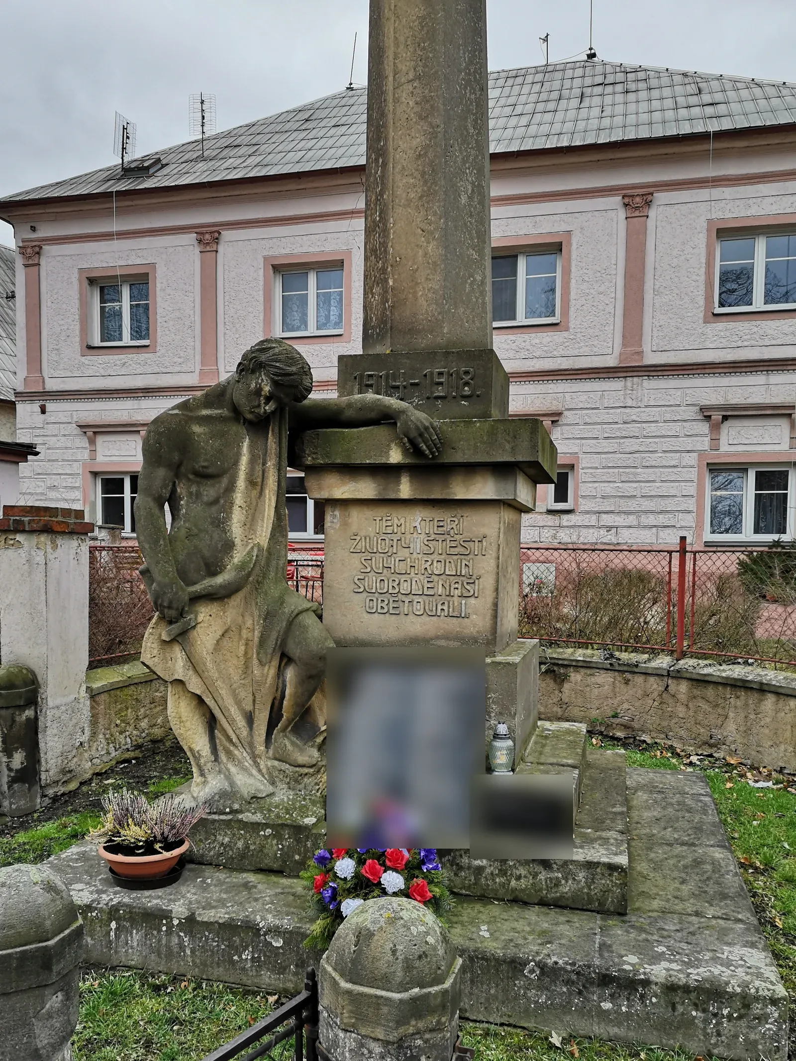 Památník v Kounicích před obnovou