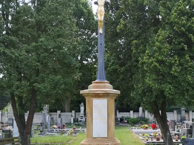 Kamenný kříž po obnově