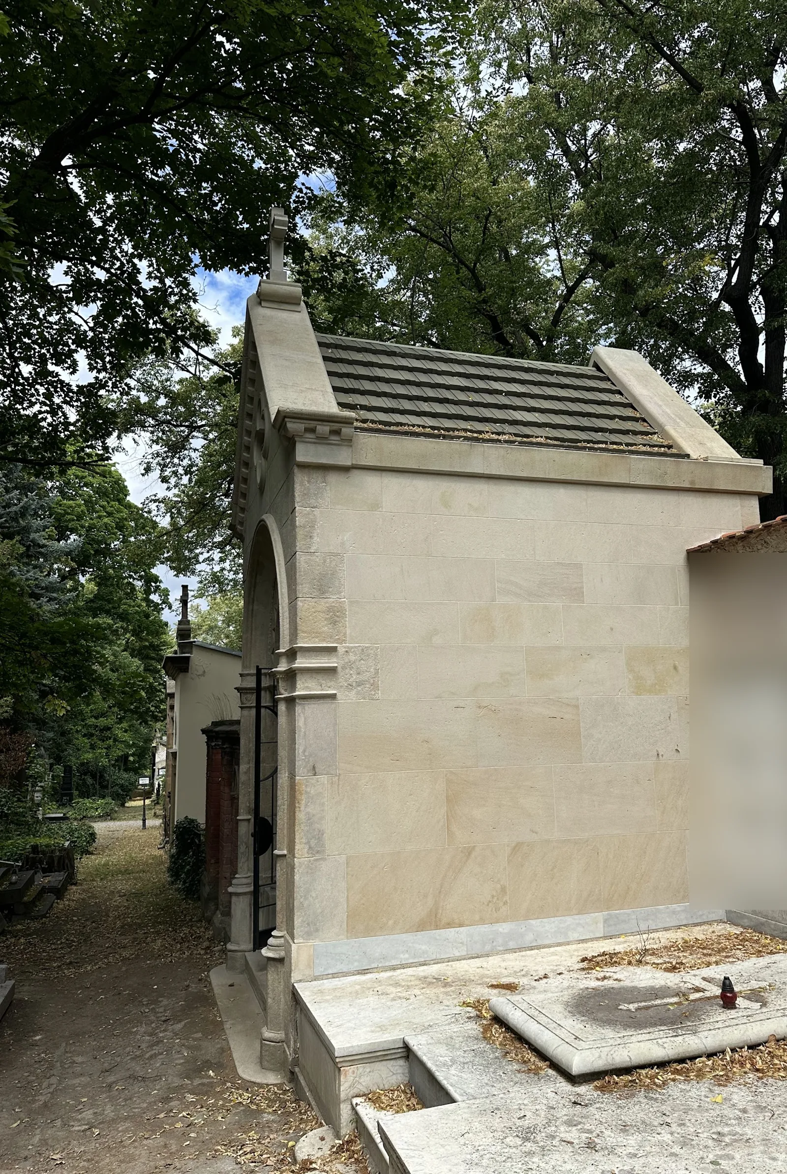 Olšany — boční stěna kaple po rekonstrukci