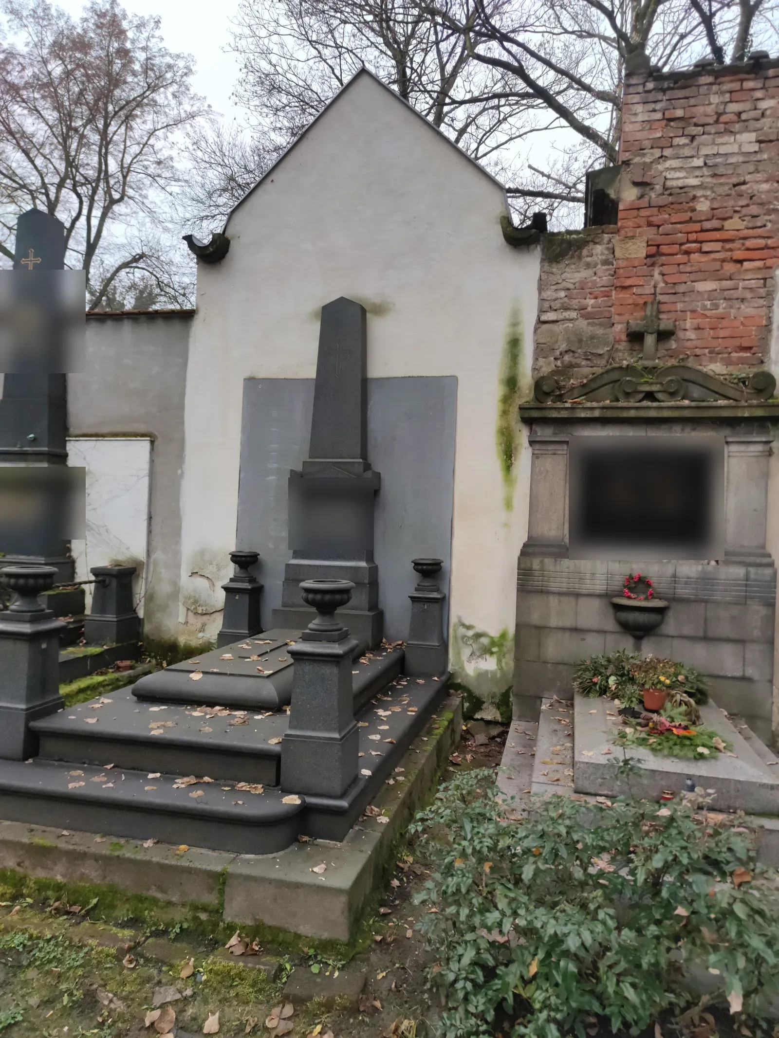 Olšany — původní stav hrobky, 2022